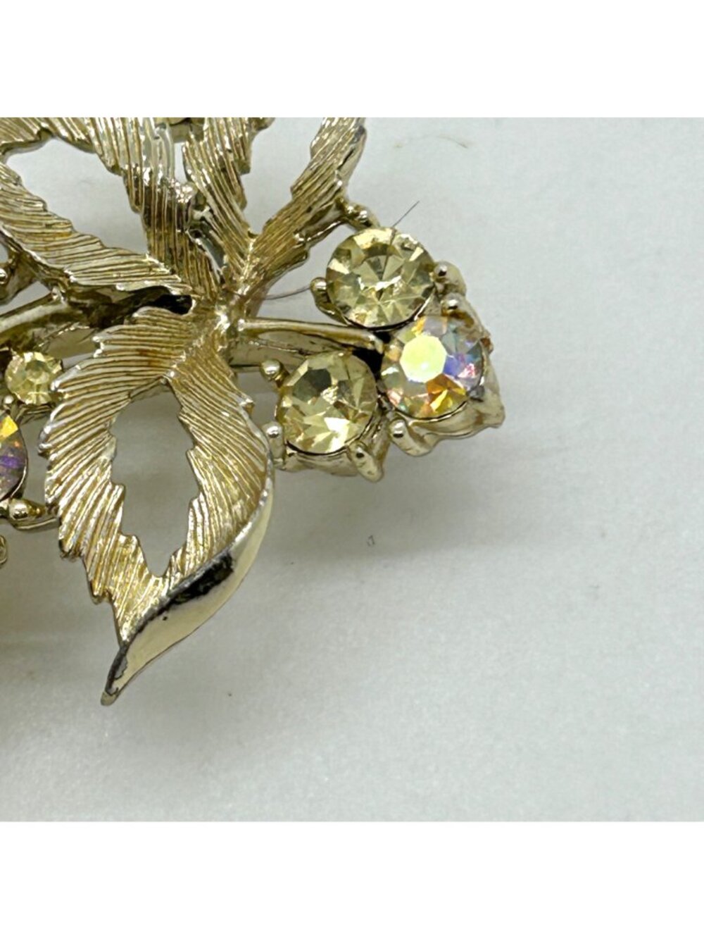 Vintage Lisner Gold Tone Leaf Brooch With Aurora Borealis Rhinestones Signed Pin - Picture 5 of 14